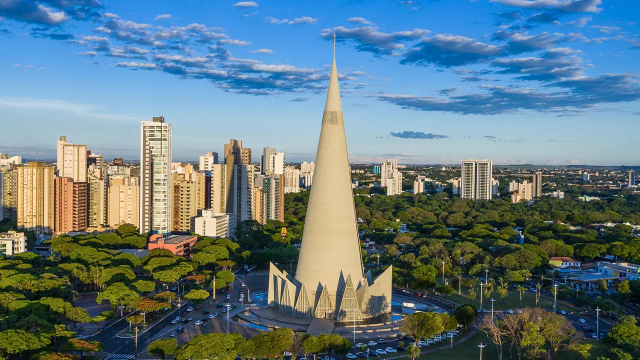 Vista de Maringá, com a Catedral cercada por árvores e edifícios